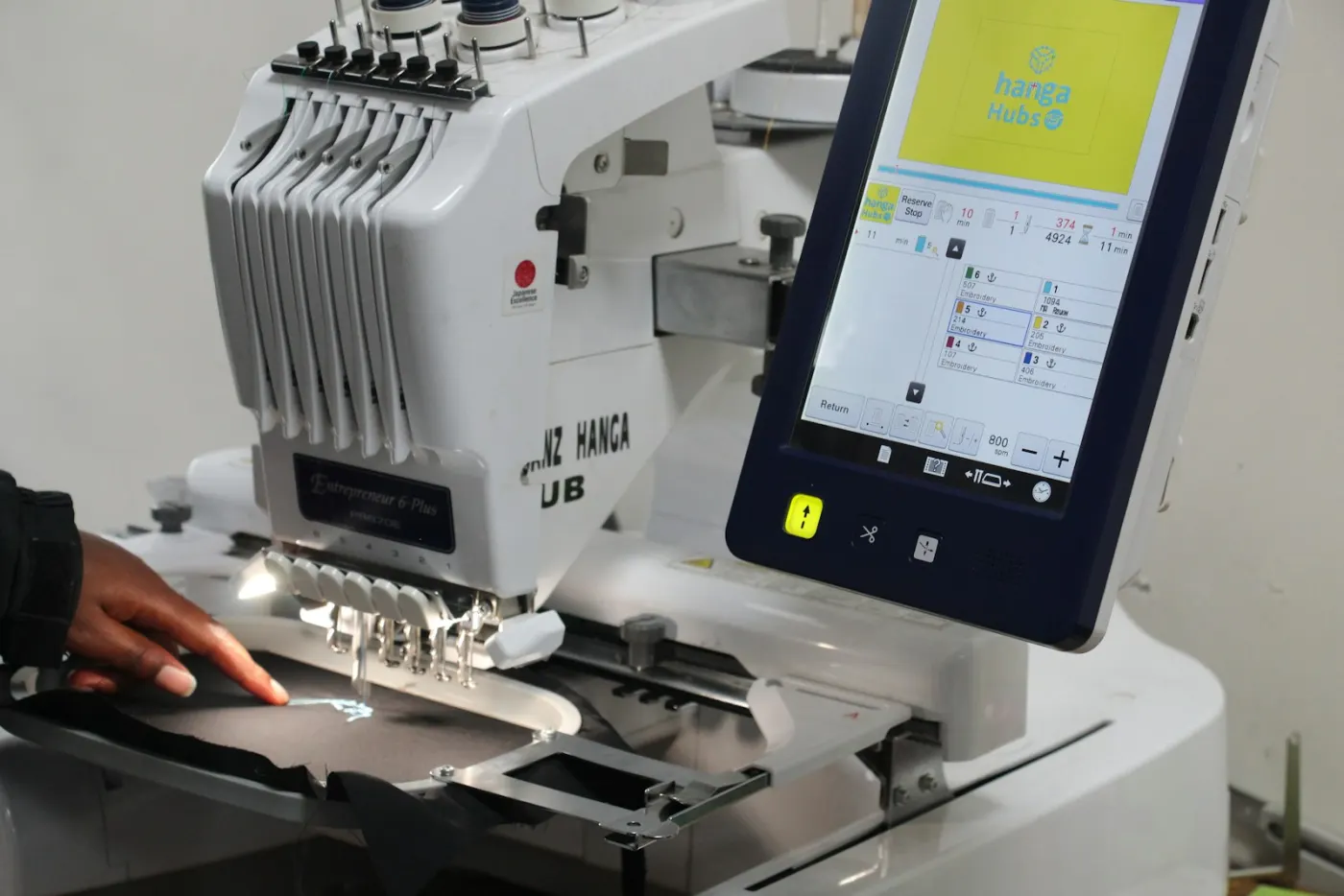 Máquina de bordado trabajando un diseño
